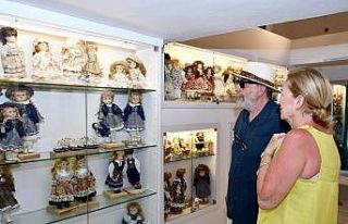 Kuşadası’ndaki porselen bebek sergisi yoğun ilgi...