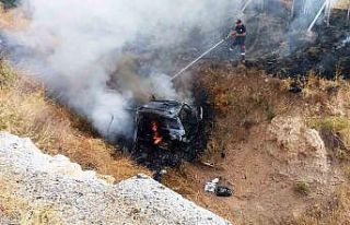 Kütahya-Afyonkarahisar yolunda kaza yapan araç alev...