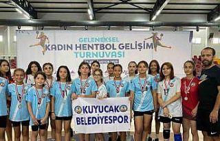Kuyucak Belediyespor, İstanbul’dan 2 kupa ile döndü