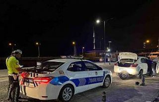 Lastiği patlayan otomobil dubalara çarptı