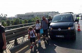 Lastiği patlayan tur minibüsü 3 araçlı kazaya...