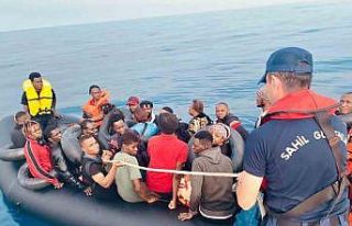 Lastik bottaki 59 düzensiz göçmen yakalandı