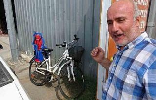 Lastikleri patlamış eski bisikleti bırakıp, 6...