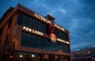 Liseli öğrenciler verdikleri emeklerin meyvesini...