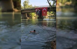 Mahalle halkı akarsu üzerinde kurulan havuzda serinliyor