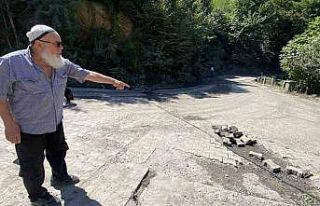 Mahalleli ağır tonajlı araçlardan bozulan yolu...