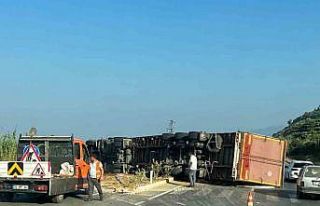 Makarna yüklü tır devrildi: 2 yaralı