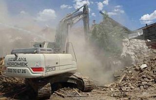 Malatya’da ağır hasarlı binaların yıkım işlemleri...