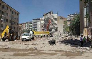 Malatya’da ağır hasarlı binanın kontrollü yıkımında...