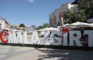 Malazgirt bayraklarla süslendi