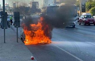 Maltepe’de ticari araç alev alev yandı