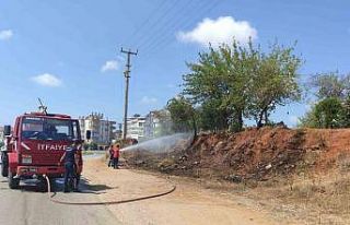 Manavgat’ta ot ve makilik yangını büyümeden...