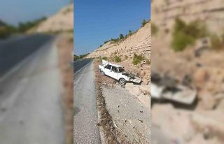 Manavgat’ta otomobil takla atıp şarampole yuvarlandı:...