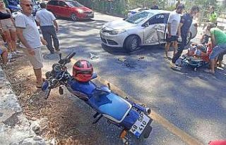 Manevra yapan otomobile çarpan motosikletli yaralandı