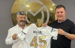 Manisa FK’dan Genel Müdür Yalçın’a forma hediyesi