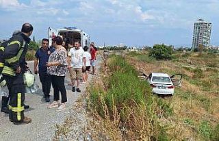 Manisa’da otomobil yol kenarındaki araziye uçtu:...