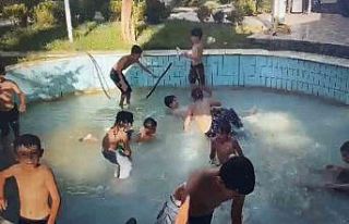 Mardin’de sıcak havadan bunalan çocuklar süs...