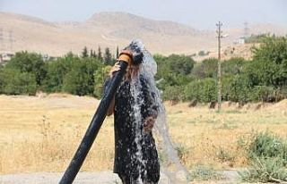 Mardin’de sıcaktan bunalan vatandaş tarım sulama...