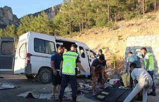 Mersin’de tarım işçilerini taşıyan minibüs...