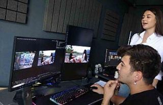 Merve öğretmen depremin izlerini müzikle silmeye...