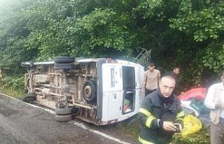 Mevsimlik tarım işçilerini taşıyan minibüs yan...