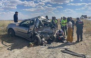 Mikser otomobile arkadan çarptı: 2 ölü, 1 yaralı