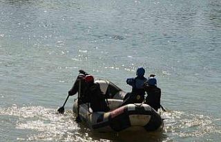 Milli sporcu olmak için Murat Nehri’nde kürek...