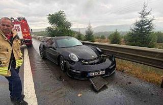 Milyonluk spor araba ile bariyerlere çarptı