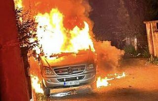 Minibüs alev alev yandı