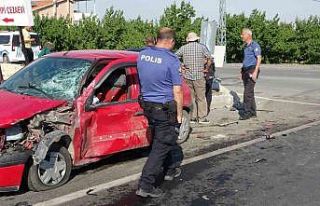 Minibüs ile otomobil çarpıştı: 1 yaralı