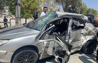 Minibüs ile otomobil çarpıştı: 6 yaralı