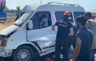 Minibüs su tankerine çarptı: Sıkışan sürücü...