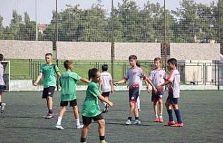 Minik horozlar, yeşil sahada kozlarını paylaştı