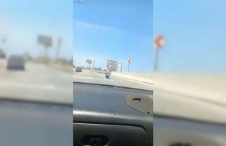 Minik kızın motosikletle tehlikeli yolcuğu kamerada