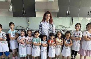 Minik şefler anneleri ile birlikte pizza yaptı