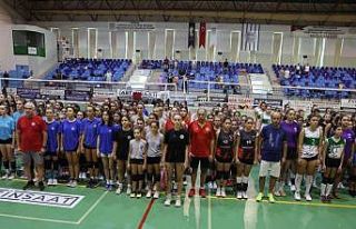 Minik voleybolcular Zafer Bayramı için oynadı