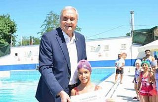 Minik yüzücüler katılım belgelerini Başkan Bakkalcıoğlu’nun...