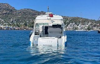 Motoryat dakikalar içerisinde sulara gömüldü