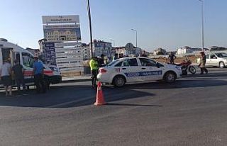 Motosiklet dönüş yapan otomobile çarptı: 1 Yaralı