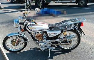 Motosiklet kamyon ile bariyer arasına sıkıştı:...