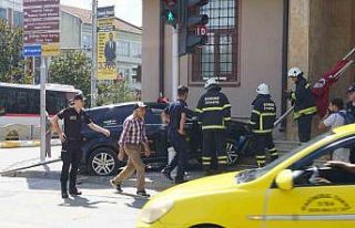 Motosiklete çarpmamak için manevra yaptı, direğe...