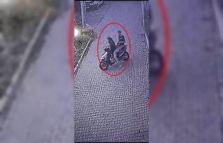 Motosikletli hırsızlar balkonda asılı çamaşırları...