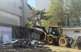 Muratlı’da Eski Öğretmenevi binası yıkılıyor
