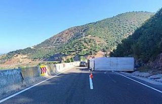 Nakliye kamyonu yan yattı: 3 yaralı