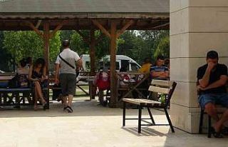 Öğretmen adayları içeride aileler dışarıda...