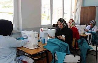 Okulun perdelerini anneler dikti