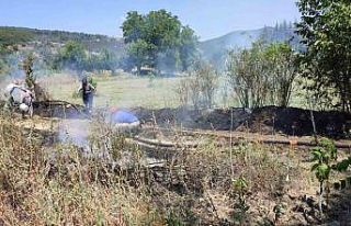 Örtü yangının büyümesini köylüler önledi