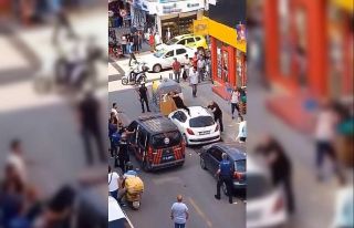 Örümcek adam gibi araçların üzerinden atladı,...