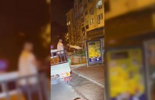 Otobüs durağında bekleyen kişiye yangın tüpü...