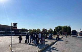 Otobüs durağının taşındığı yerde oturacak...